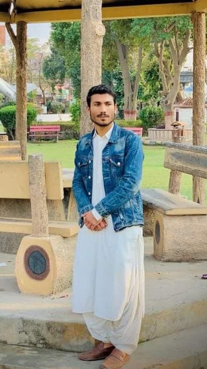 FarazBaluch_'s tweet photo. اتنا علم ضرور تھا
مجھے کتابوں سے دور رکھنا کوئی حادثہ نہ تھا
#ReleaseKhudaDadSeraj 
#SaveBalochStudents https://t.co/8sAqHD05JS