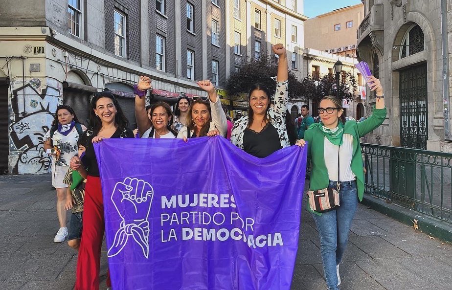 Gracias a todas las compañeras que nos acompañaron a marchar hoy, desde nuestras históricas hasta la juventud. Las mujeres del Partido Por la Democracia @ppd_chile seguimos en la lucha por la equidad y la igualdad de género. 
#juntasomosmás.