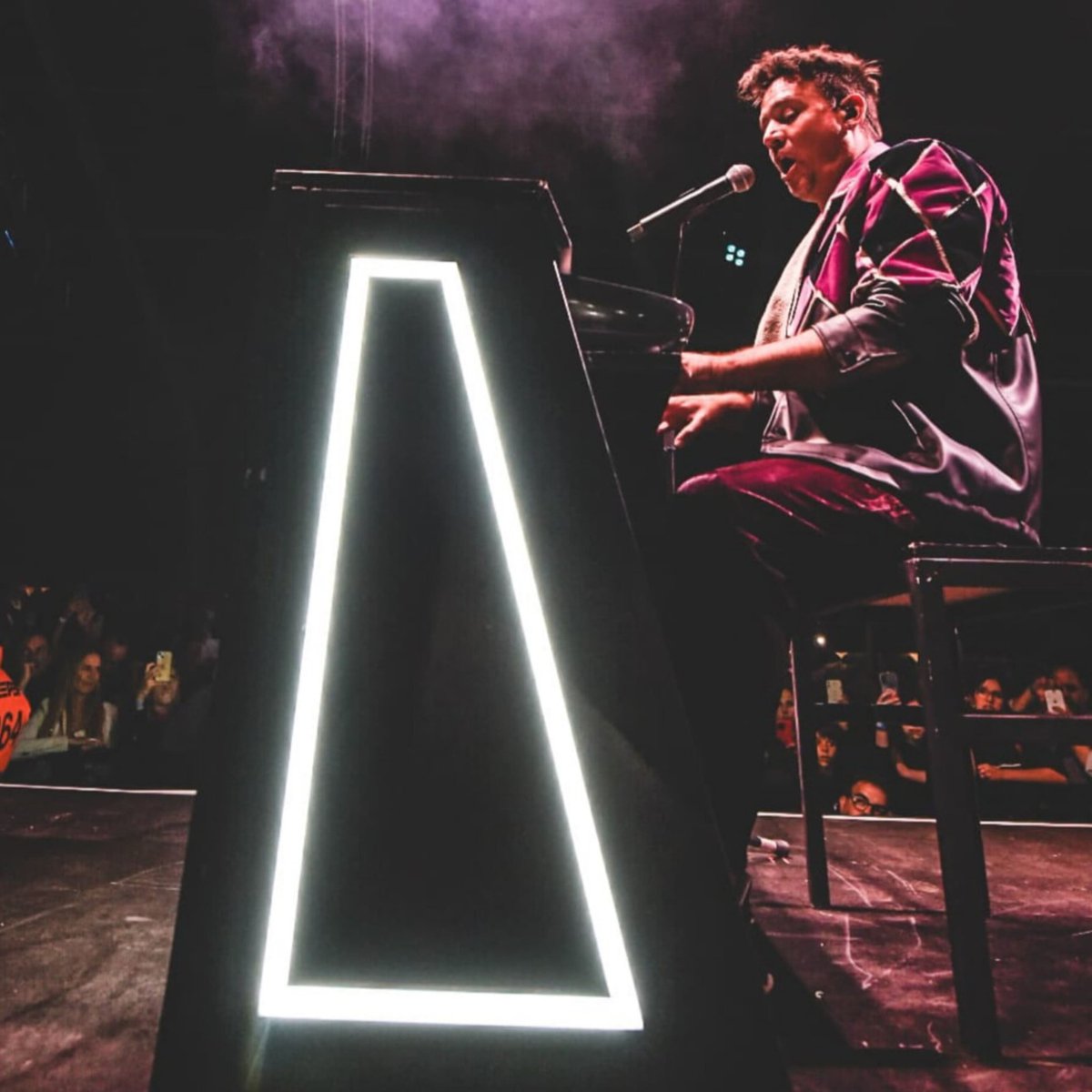 La nostalgia es un espejo
Que duplica lo vivido