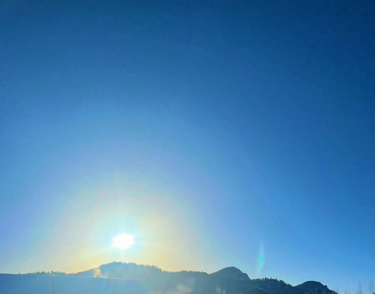 ivagonefishing's tweet photo. Saturdays vibes . The sun is smiling on the mountain tops to the east and the Rocky Mountains are frosty and beautiful to the west . 
Have a beautiful weekend friends  #RockyMountains #EstesParkCO  #BeautifulColorado  
🏔️❄️🩵 https://t.co/uGX9D0bvM4