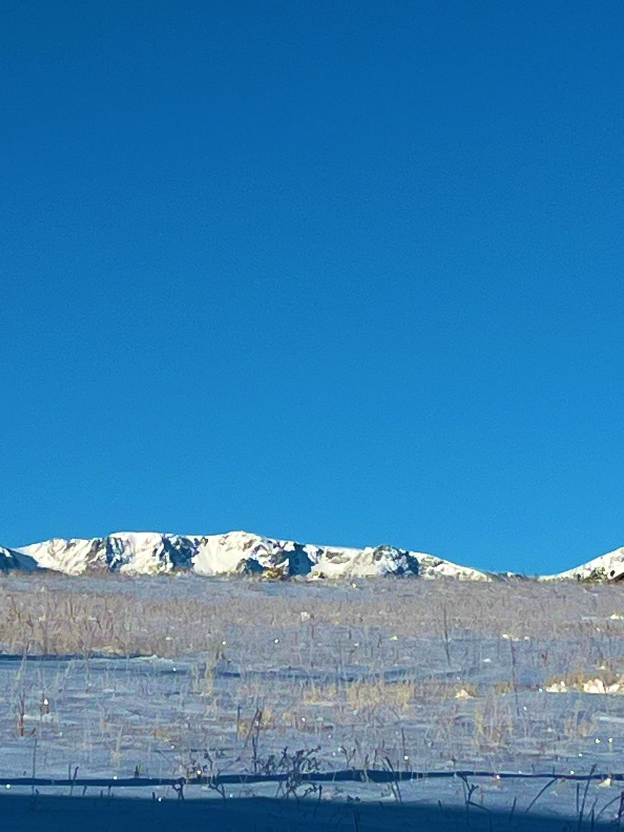 ivagonefishing's tweet photo. Saturdays vibes . The sun is smiling on the mountain tops to the east and the Rocky Mountains are frosty and beautiful to the west . 
Have a beautiful weekend friends  #RockyMountains #EstesParkCO  #BeautifulColorado  
🏔️❄️🩵 https://t.co/uGX9D0bvM4