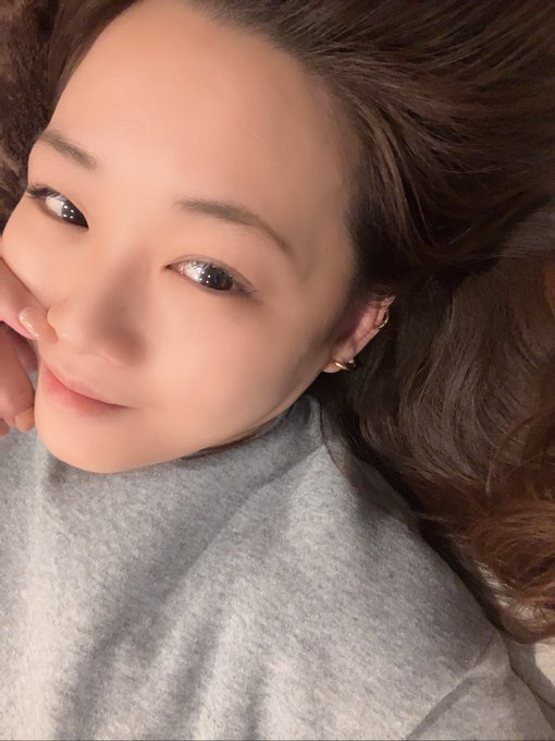 ストと唯さんとゴロゴロしてたらうごけませぬ。。  ってか「ぬ」ってなくなるって本当！？噂に聞いたが、、 https://t.co/I69GwTgFEf