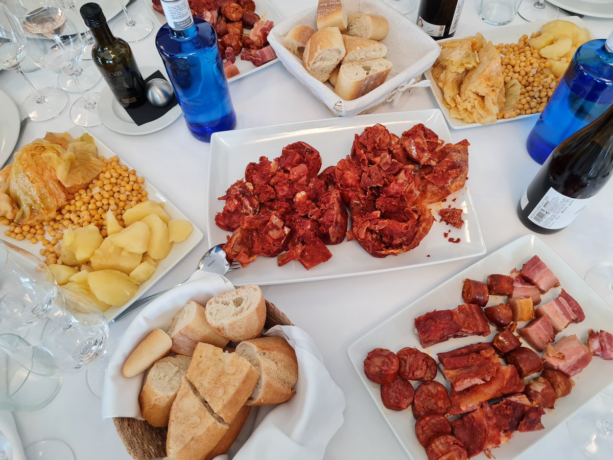 comoju's tweet image. Ayer tuvo lugar el tan deseado #Botillo de Bodegas Hispano Suizas.
Este año, como mantenedor hemos tenido a Javier Haba, vinatero requenense que lleva medio siglo de trayectoria profesional en El Bierzo en Bodegas Adriá.
Un año mas y ya pensando en el del año que viene 🥰