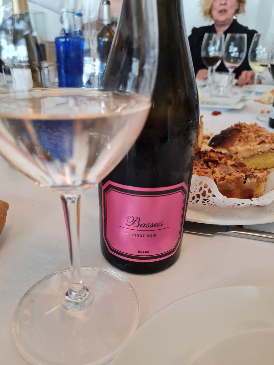 comoju's tweet image. Ayer tuvo lugar el tan deseado #Botillo de Bodegas Hispano Suizas.
Este año, como mantenedor hemos tenido a Javier Haba, vinatero requenense que lleva medio siglo de trayectoria profesional en El Bierzo en Bodegas Adriá.
Un año mas y ya pensando en el del año que viene 🥰