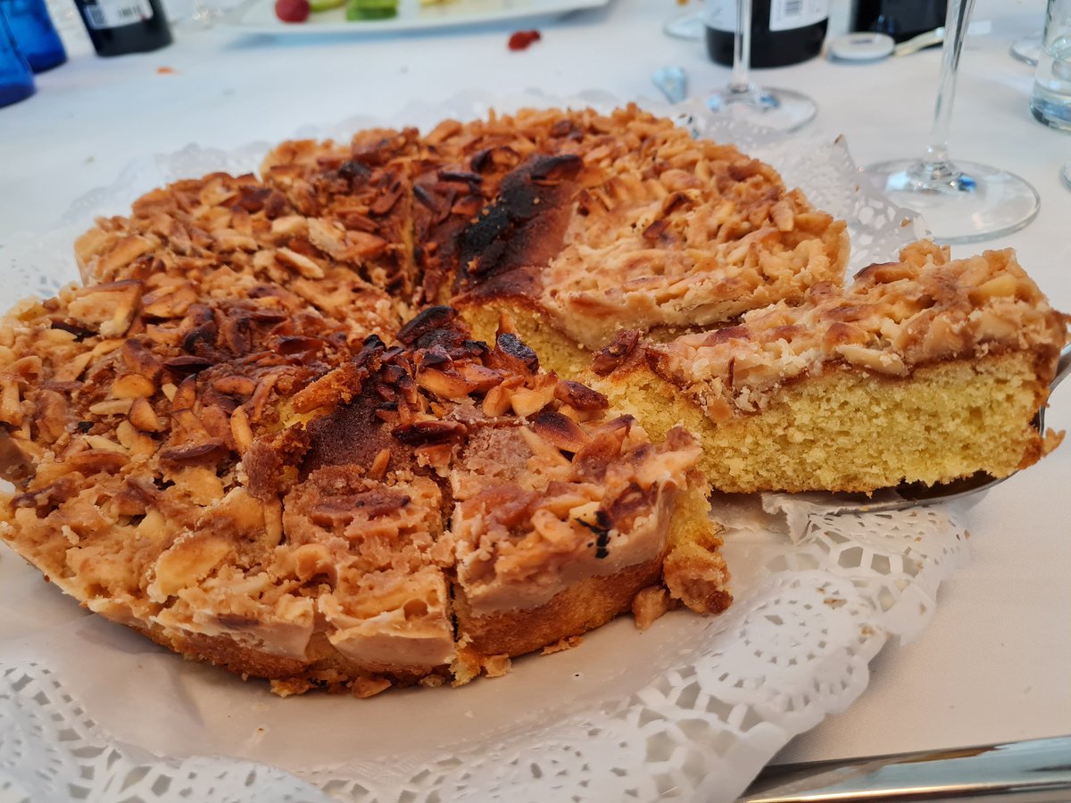 comoju's tweet image. Ayer tuvo lugar el tan deseado #Botillo de Bodegas Hispano Suizas.
Este año, como mantenedor hemos tenido a Javier Haba, vinatero requenense que lleva medio siglo de trayectoria profesional en El Bierzo en Bodegas Adriá.
Un año mas y ya pensando en el del año que viene 🥰