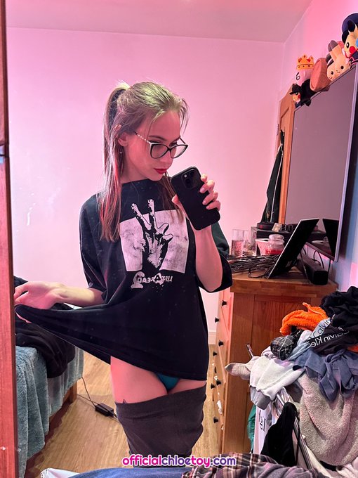 Small girl, big top! Prefer left or right? Excuse the mess&hellip; https://t.co/Fjs8GV2eNt