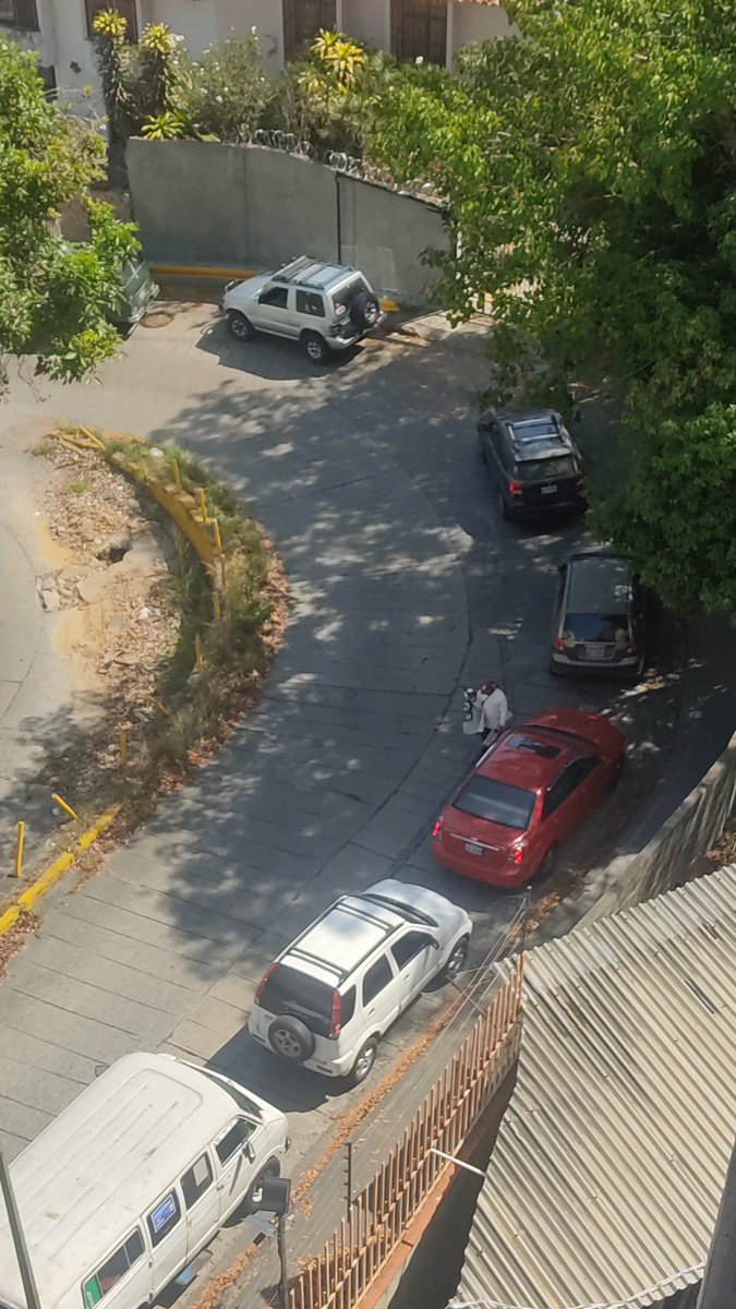 YolyCano's tweet photo. Hasta cuando los Vecinos de Macaracuay tenemos que aguantar la cola de la gasolinera qué pertenece al Llanito, gritos, contaminación, buhoneros, cornetas @Macaracuay2015 @PolisucreOficia @JoseVRangelA @infomacaracuay 
@LLanitoDenuncia https://t.co/LyI7R4wchS
