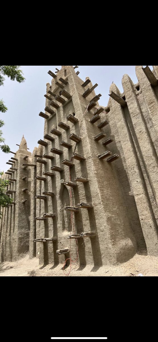 Le Mali n’est pas qu’un pays en crise humanitaire et de protection. C’est aussi et surtout un pays fascinant par sa richesse culturelle. Intimidé par le majestueux édifice de la mosquée de Mopti: capitale du Fouta Macina.