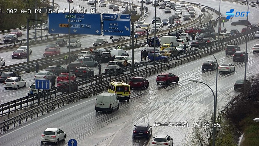 📢🔴 En #Madrid, A-3, en Rivas, de entrada.

➡️ Siniestro en el P.K. 20.

🚨 Más  ℹ️  en <a href="/InformacionDGT/">D.G.T.</a> y boletines de 📻.