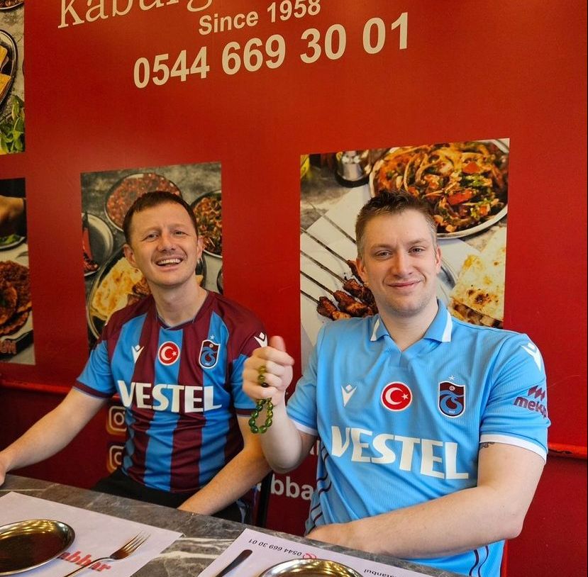 mackolik's tweet photo. Dünyaca ünlü komedyen Daniel Sloss, İstanbul gösterisi öncesinde Trabzonspor formasıyla 😅 https://t.co/ZJxLFu7189