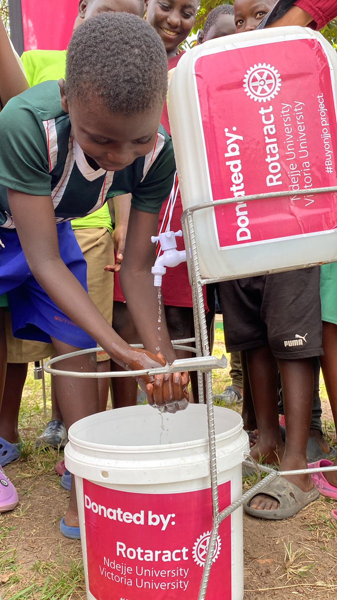 RotaractClubVU's tweet image. BUYONJJO Project Finale with @RotaractNdejje 💧♻️ we are doing water sanitation and Hygiene 

#Buyonjjo
#WashForAll
#WhereCleanlinessBegins