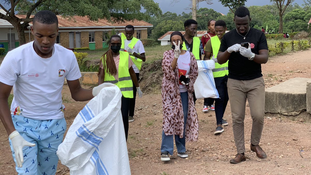 RotaractClubVU's tweet image. BUYONJJO Project Finale with @RotaractNdejje 💧♻️ we are doing water sanitation and Hygiene 

#Buyonjjo
#WashForAll
#WhereCleanlinessBegins