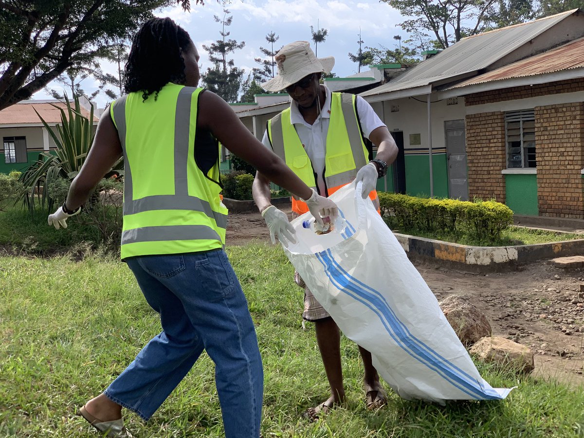 RotaractClubVU's tweet image. BUYONJJO Project Finale with @RotaractNdejje 💧♻️ we are doing water sanitation and Hygiene 

#Buyonjjo
#WashForAll
#WhereCleanlinessBegins