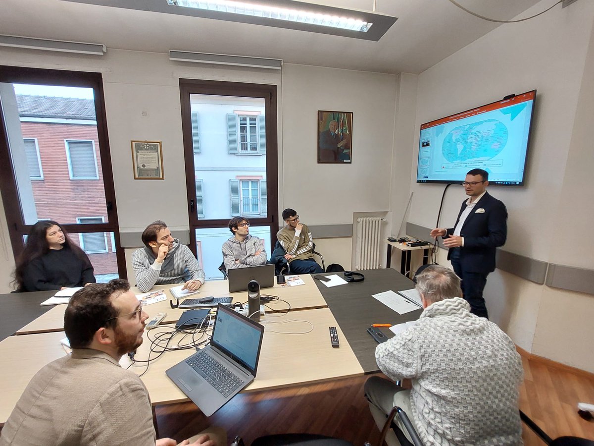 @AmedeoMaddaluno ha parlato di proiezione di potenza del Regno Unito e dottrina strategico-militare, io del dilemma di #Londra: non più impero globale, quale rotta per il Paese sul piano politico ed economico in un mondo competitivo?
Giornata stimolante. Grazie <a href="/ACLIMilanoeMB/">ACLI MILANESI</a>