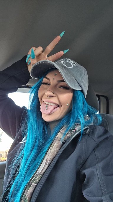 Guess who forgot to blend her eyebrows again?! 🤪 https://t.co/vcdp4k7272