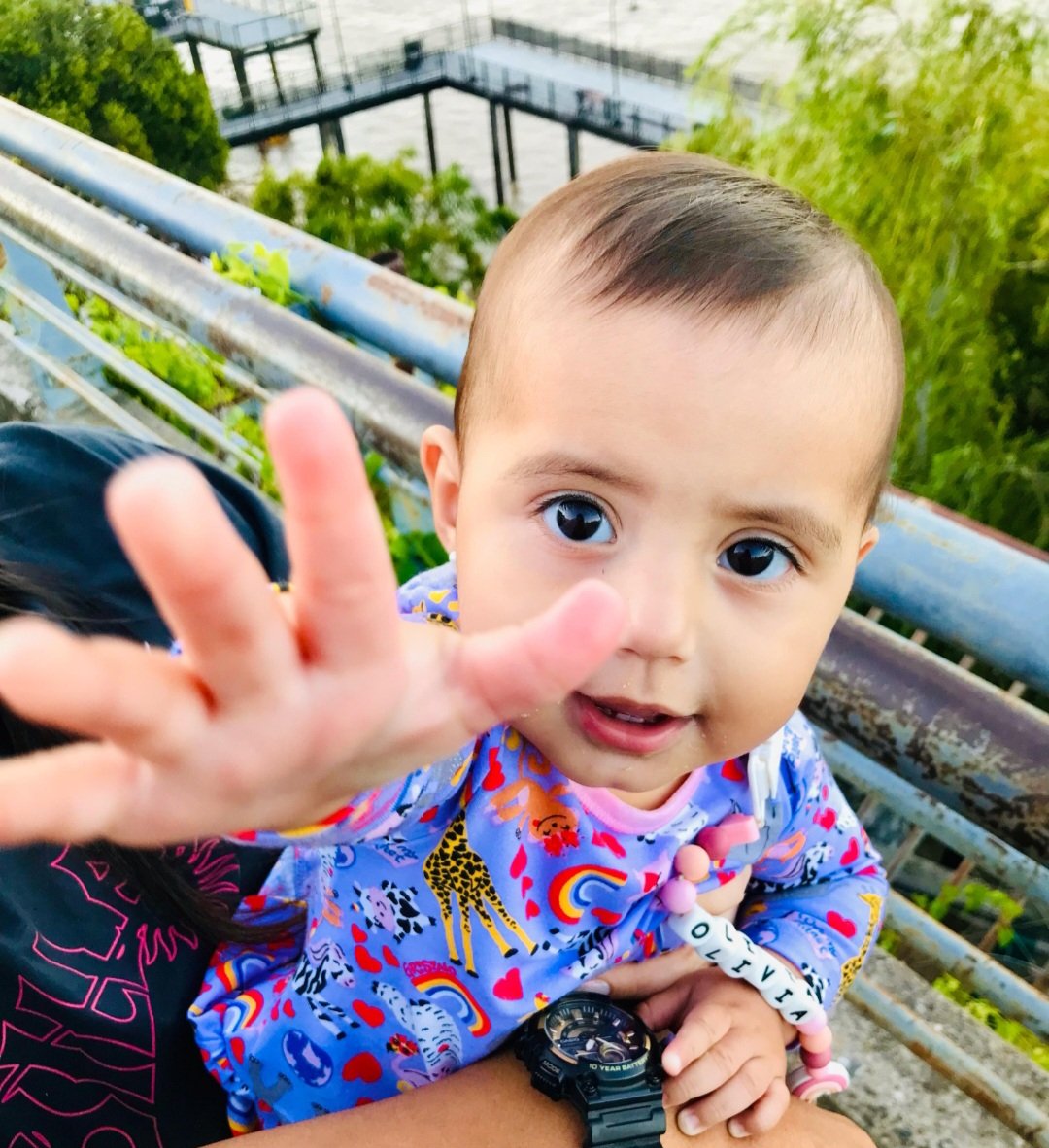 amandoalakope's tweet photo. Hola 👋 
Que onda por acá? Volví después de mil años. Pues fui madre y todo lo que conlleva serlo😅
Olivia es lo mejor de mi vida. Te la quiero presentar @caro_kopelioff tiene 10 meses y es la gorda más dulce del mundo😍💜 te mandamos un beso y un abrazo muy muy apretado♡ https://t.co/uI56pN6scw