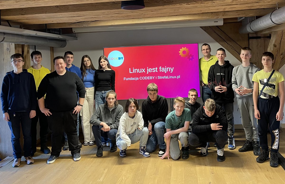FundationCODEBY's tweet photo. #linuxjestfajny super warsztaty 😀 https://t.co/Uo1csijeQN