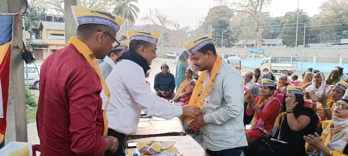 beingAAPian's tweet photo. Launching Axomotu Kejriwal #KejriwalinAssam #অসমতো_কেজৰীৱাল campaign in Jalukbari LAC in Guwahati loksabha constituency along with AAP Assam state president Dr. Bhaben Chaudhary. MLA from this constituency is Assam CM Himanta Biswa sharma.
People in Assam are openly joining AAP, overcoming all threats & fear.