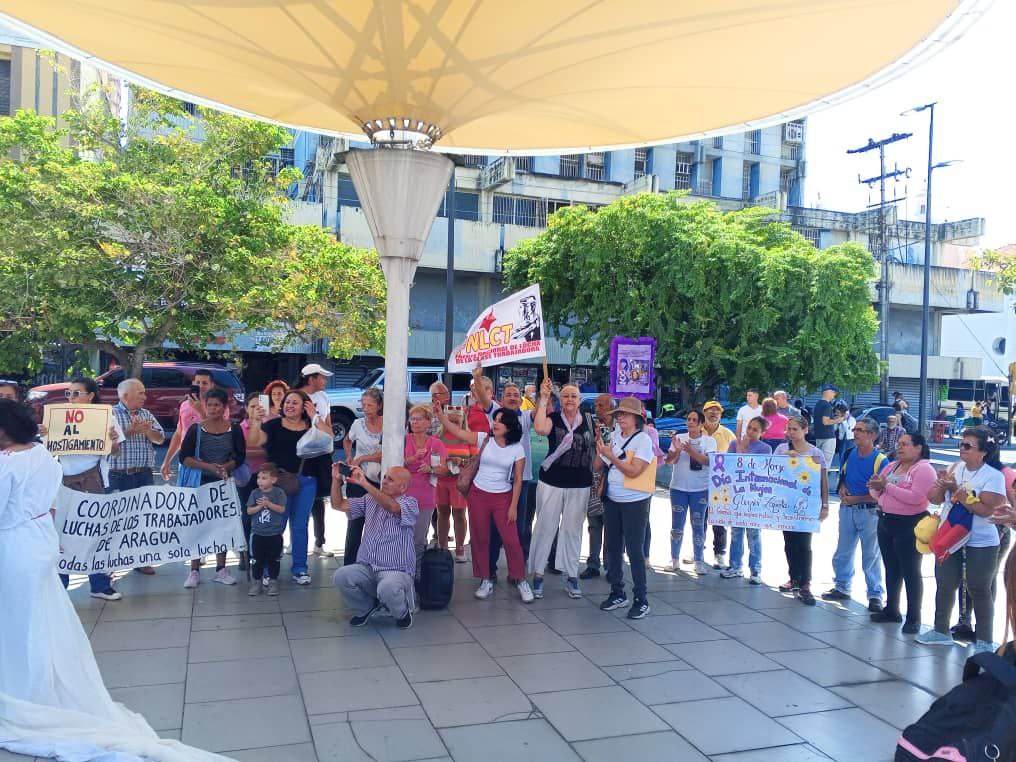 _TribunaPopular's tweet photo. 📷 Día Internacional de la Mujer Trabajadora #Aragua

Activistas de movimientos de mujeres y de trabajadores se concentraron en la Plaza Bicentenaria de Maracay este #8Mar para demandar políticas concretas que hagan frente a la violencia de género y a la ofensiva patronal. https://t.co/oQtaAknXmv