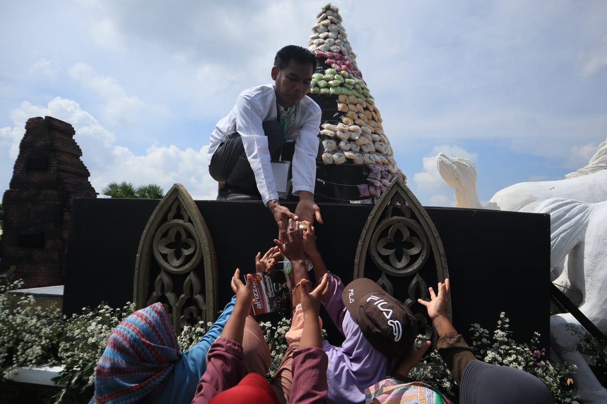 InilahMojokerto's tweet photo. Kirap Apem, Tradisi di Jombang Menyambut Bulan Suci Ramadhan #jombang #wonosalam #mojoagung #kenduriapem #kirapapem #alonalonjombang @KabJombang
@JatimPemprov @Info_Jombang https://t.co/0u4xSDlzV1 https://t.co/wYxHg5uZuI