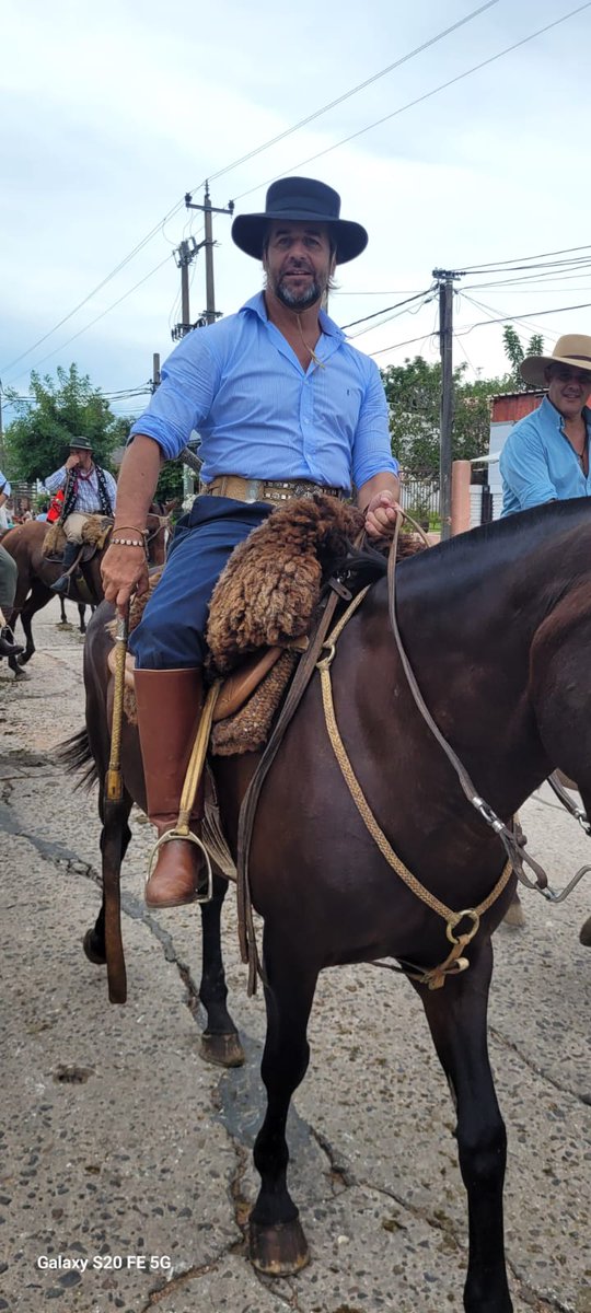 Háblame de presidente cerca de la gente...ojalá en el mundo exista otro similar!!!!! @LuisLacallePou el carisma es innato...#OrgullosamenteBlanco