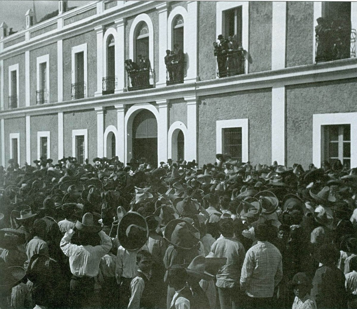 🧵#HiloHistoria La huelga de Río Blanco de 1907 es un evento crucial pero menos conocido que precedió a la Revolución Mexicana. ¿Sabías que comenzó específicamente el 7 de enero en las fábricas textiles de Río Blanco, Veracruz? Un viaje a través de datos poco conocidos. 👇