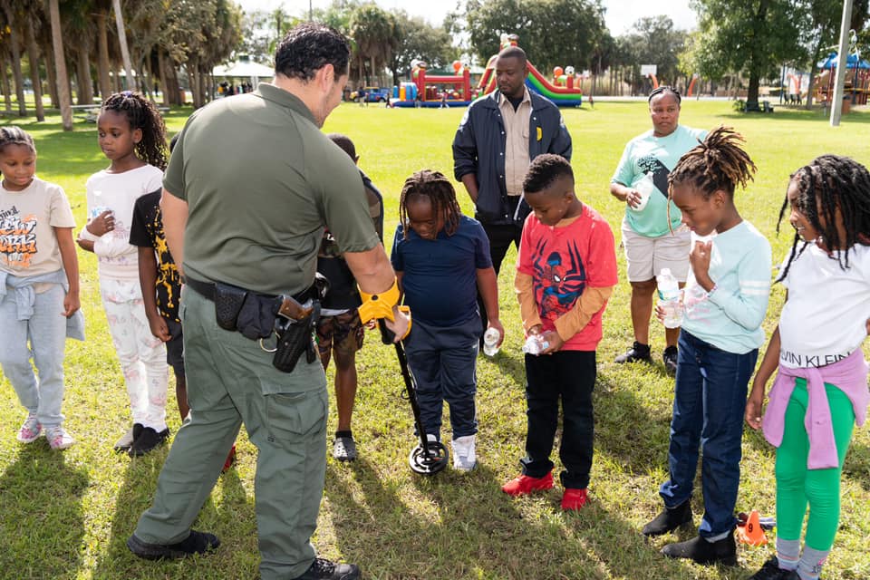 UnitedWayBC's tweet image. 🚀 Celebrate #TeenTechWeek with #ProjectEmPOWER&apos;s impact on local youth! This program bridges tech and teamwork through #STEAM activities while fostering a relationship between youth and law enforcement — thanks to support from @insideFPL! ✨