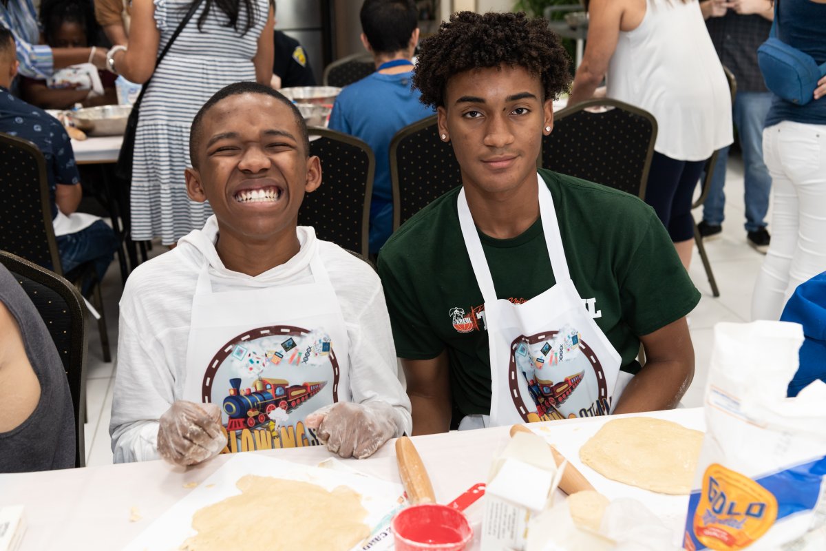 UnitedWayBC's tweet image. 🚀 Celebrate #TeenTechWeek with #ProjectEmPOWER&apos;s impact on local youth! This program bridges tech and teamwork through #STEAM activities while fostering a relationship between youth and law enforcement — thanks to support from @insideFPL! ✨