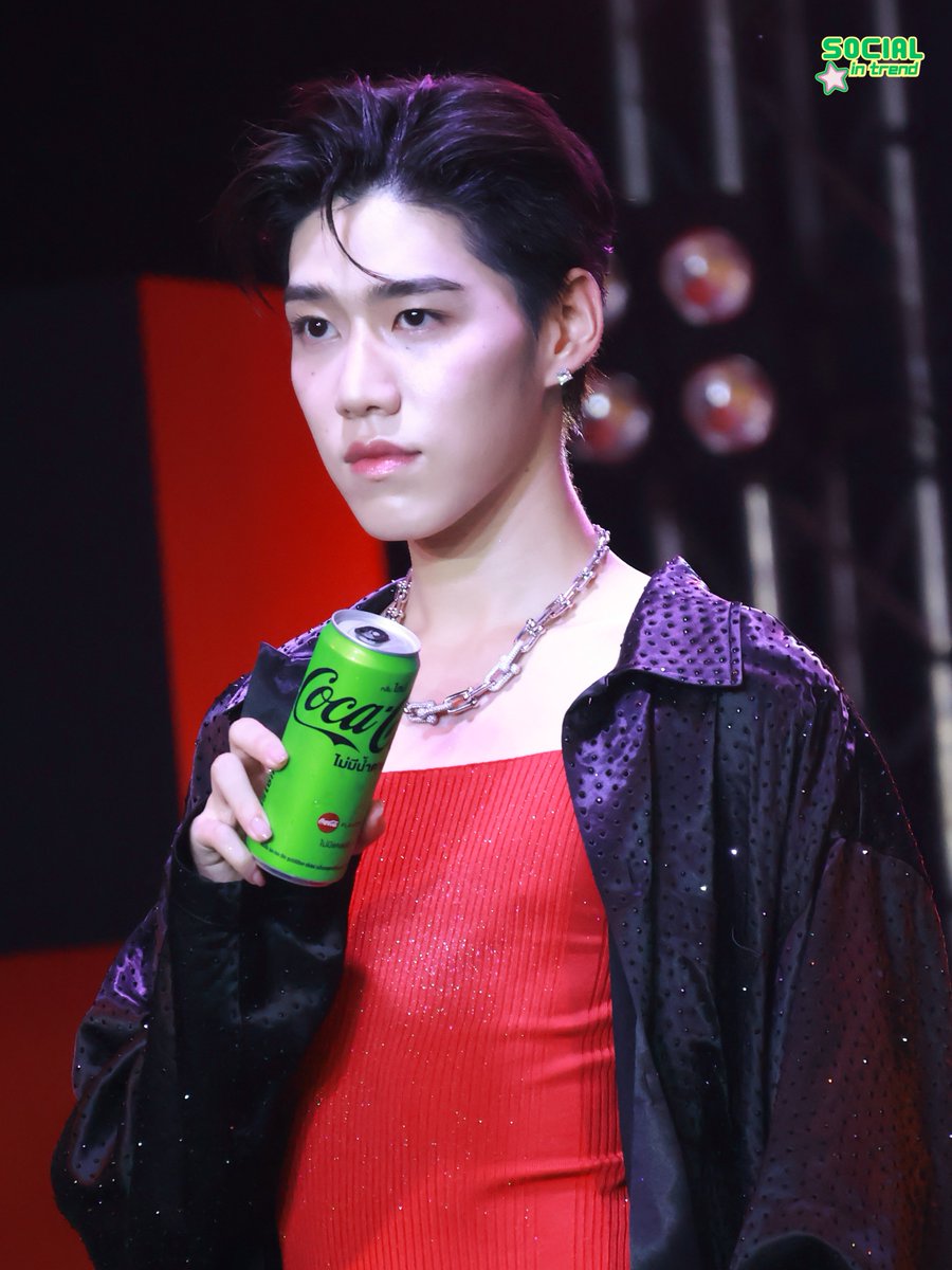 Socialintrend's tweet photo. [ snap photo ] พีพี กฤษฏ์ ร่วมงานแถลงข่าวเปิดตัว Coke Zero Tastival  พร้อมเขย่าตลาดเครื่องดื่มด้วย 2 ผลิตภัณฑ์ใหม่อย่าง โค้ก ซีโร่ กลิ่นไลม์ และ โค้ก ซีโร่ ครีเอชั่นส์ เค-เวฟ

#CokeZeroTastival 
#CokeZeroXPPKrit 
#ppkritt #พีพีกฤษฏ์ https://t.co/BjQOy2wPt0