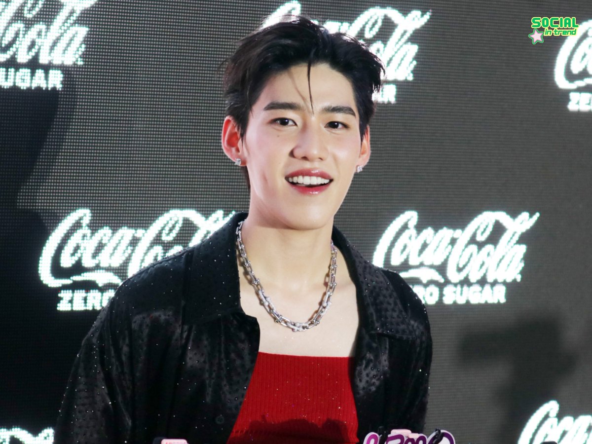 Socialintrend's tweet photo. [ snap photo ] พีพี กฤษฏ์ ร่วมงานแถลงข่าวเปิดตัว Coke Zero Tastival  พร้อมเขย่าตลาดเครื่องดื่มด้วย 2 ผลิตภัณฑ์ใหม่อย่าง โค้ก ซีโร่ กลิ่นไลม์ และ โค้ก ซีโร่ ครีเอชั่นส์ เค-เวฟ

#CokeZeroTastival 
#CokeZeroXPPKrit 
#ppkritt #พีพีกฤษฏ์ https://t.co/76da2svfxn