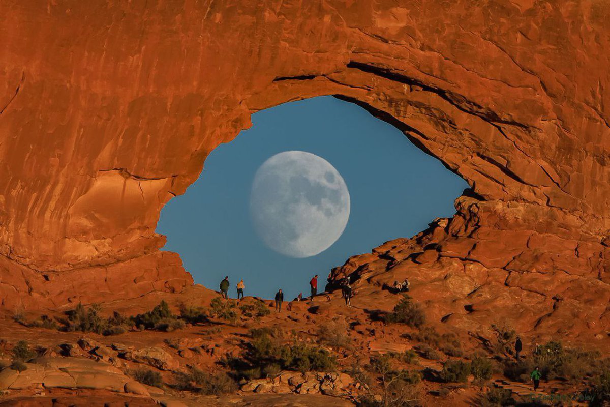 #اخدود_الريان 🌕 هذه صورة مميزة للقمر والمأخوذة عبر فتحة في حائط صخري و كأنها عين عملاقة تنظر بدورها إليك.