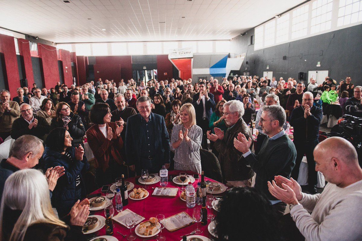 DianaMorantR's tweet photo. Tinc l’honor i l’enorme responsabilitat d’agafar el testimoni de la millor persona possible. Un home bo, honest i treballador, que ha donat a la Comunitat Valenciana 8 anys de progrés i al que hui homenatgem.

Per a mi eres escola, guia, inspiració i exemple.

Gràcies, @ximopuig. https://t.co/0zkyzrA7Wi