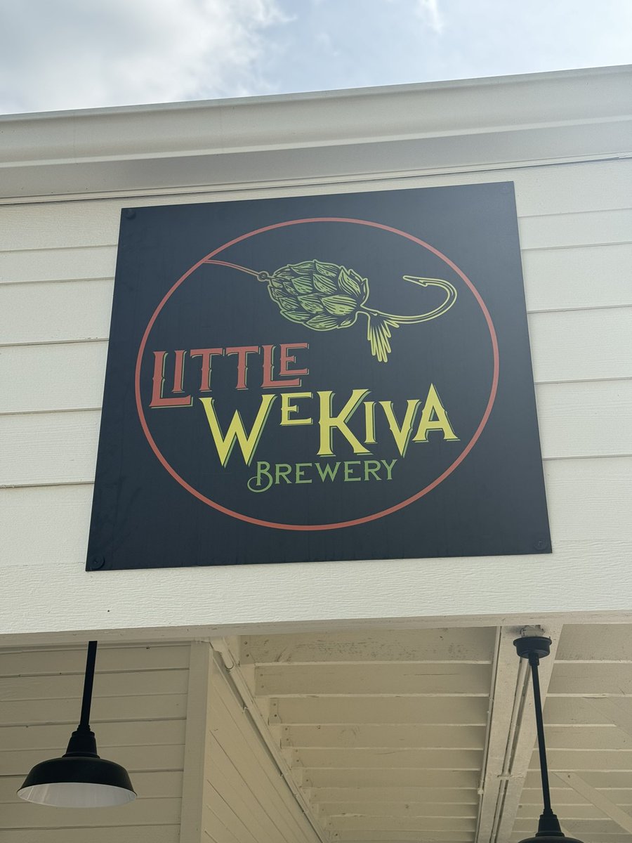 DaveInOrlando's tweet photo. When the kiddo has voice lessons next to Little Wekiva Brewing… but it’s still morning and they’re not open!  

But it’s nice to see their new signage!

#DaveLuck 
#OrlandoNorth
#DrinkLocalBeer https://t.co/0AeOQVIocS