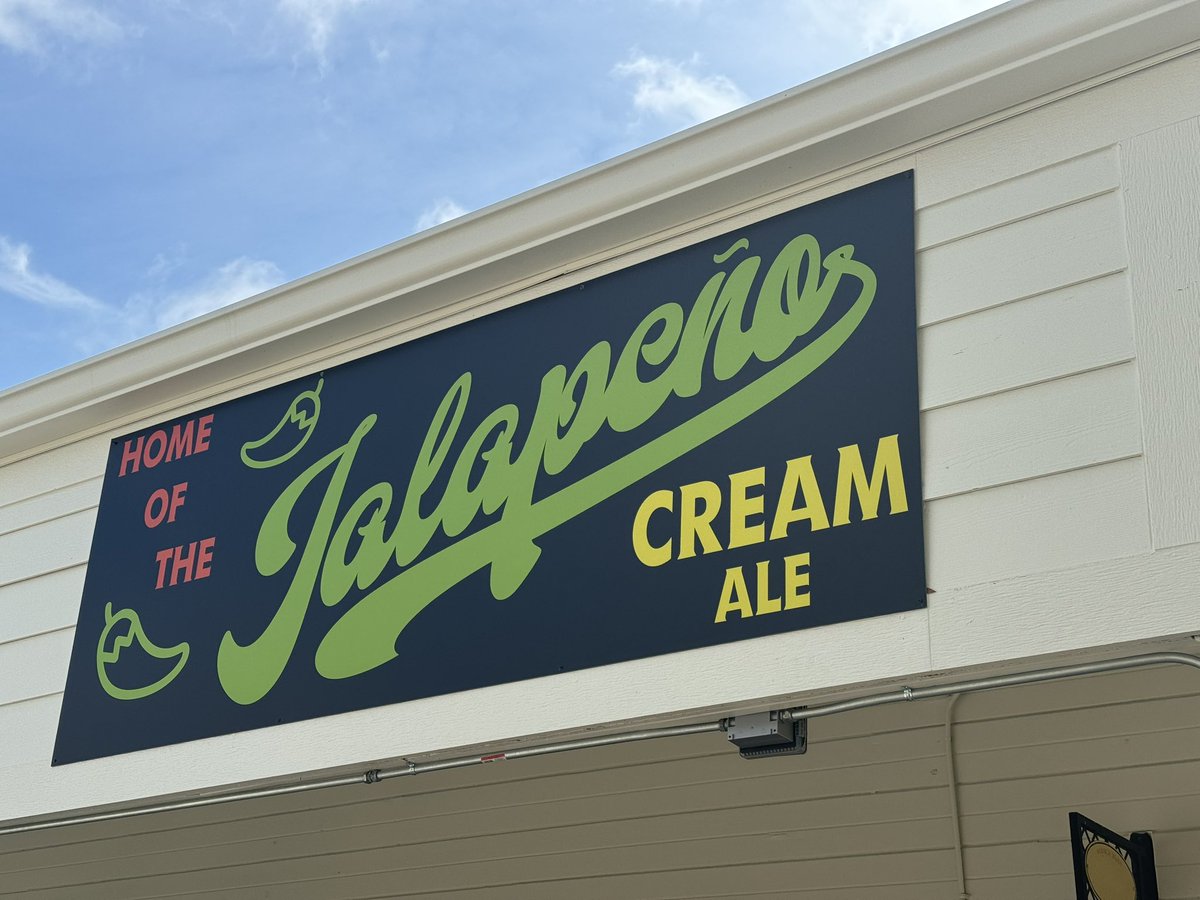DaveInOrlando's tweet photo. When the kiddo has voice lessons next to Little Wekiva Brewing… but it’s still morning and they’re not open!  

But it’s nice to see their new signage!

#DaveLuck 
#OrlandoNorth
#DrinkLocalBeer https://t.co/0AeOQVIocS