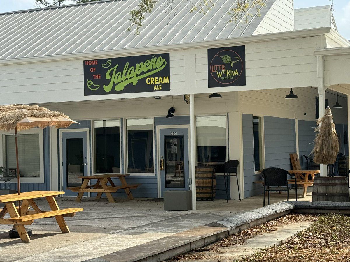 DaveInOrlando's tweet photo. When the kiddo has voice lessons next to Little Wekiva Brewing… but it’s still morning and they’re not open!  

But it’s nice to see their new signage!

#DaveLuck 
#OrlandoNorth
#DrinkLocalBeer https://t.co/0AeOQVIocS