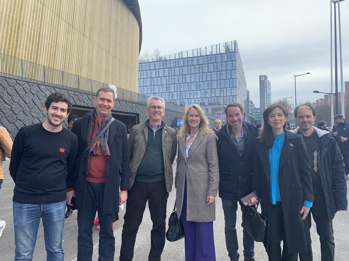 ConstanceLeGrip's tweet photo. A Lille, avec le noyau dur des militants de @re_neuilly , pour le meeting de lancement de la campagne européenne de @ValerieHayer ! La majorité présidentielle rassemblée !@Renaissance @HorizonsLeParti @MoDem  #BesoinDEurope #BesoindEuropeLille https://t.co/xW2dF9M8q1