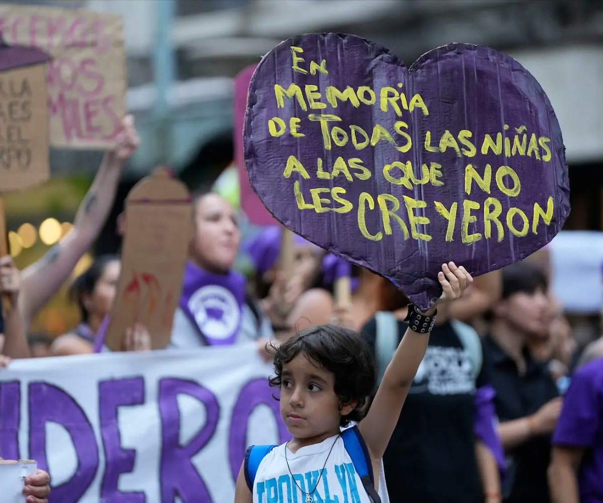 Elpopularuy's tweet photo. #8M #ParoDeMujeres | Compartimos algunas imágenes de la gigantesca marcha realizada ayer en el centro de #Montevideo, #Uruguay, en un nuevo 8 de marzo, Día Internacional de la Mujer:
📸 Javier Calvelo y Daniel Rodríguez / @adhocFOTOS
Ver más: https://t.co/xID4zIYt1m https://t.co/MnorkVrpg8
