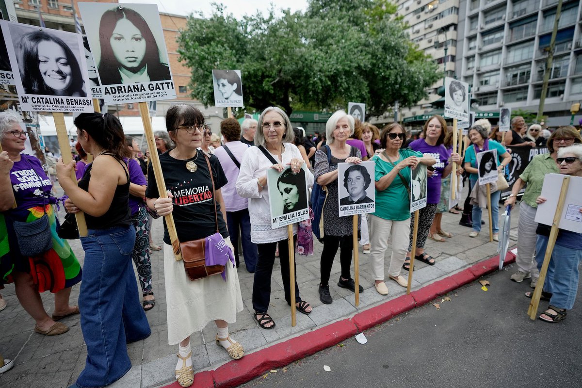 Elpopularuy's tweet photo. #8M #ParoDeMujeres | Compartimos algunas imágenes de la gigantesca marcha realizada ayer en el centro de #Montevideo, #Uruguay, en un nuevo 8 de marzo, Día Internacional de la Mujer:
📸 Javier Calvelo y Daniel Rodríguez / @adhocFOTOS
Ver más: https://t.co/xID4zIYt1m https://t.co/MnorkVrpg8