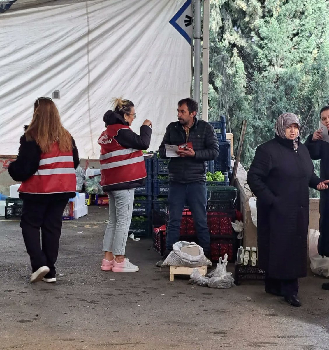 bursatip's tweet photo. Nilüfer Belediye Başkan Adayımız Özcan  Sönmez ile  birlikte görükle semt pazarını ziyaret ettik. Yurttaşlarımızın sorunlarını dinledik, yerel yönetim hedeflerimizi paylaştık.

#değişmekşart #türkiyeişçipartisi #tipbursa https://t.co/Z8ZZ7DoiPI
