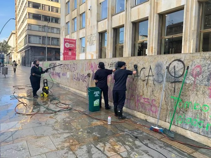 DJHVALDAJEIR's tweet photo. Las vagas malparidas feministas que no sirven para un culo, pusieron a trabajar a doble jornada a las mujeres que tanto "Defienden".

Que vergüenza de sociedad. https://t.co/o8aARJV5LD