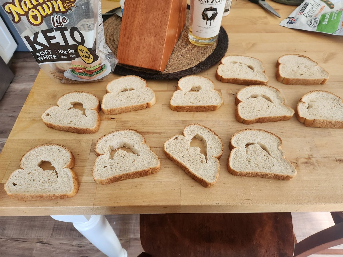 CjPewPew's tweet photo. @Natures_Own So incredibly happy I paid nearly $7 for this great bread. https://t.co/APayyiYsNl