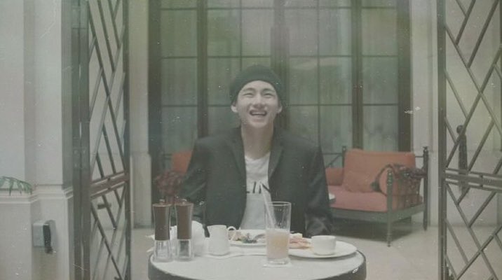 Taehyungimpact's tweet photo. Just taehyung eating at the table alone https://t.co/Iz8UnkNPE3