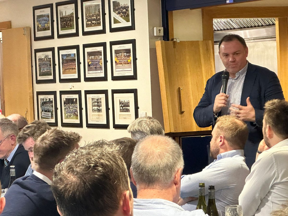 Big thanks to @robhendo13 who entertained @teddingtonrfc at last nights 6N dinner. Lots of money raised for the club. Great evening.