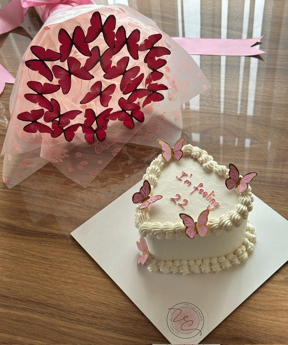VenusCakes1's tweet photo. Kelebeklendik 💕🎀 https://t.co/5ZDdqKaJHU