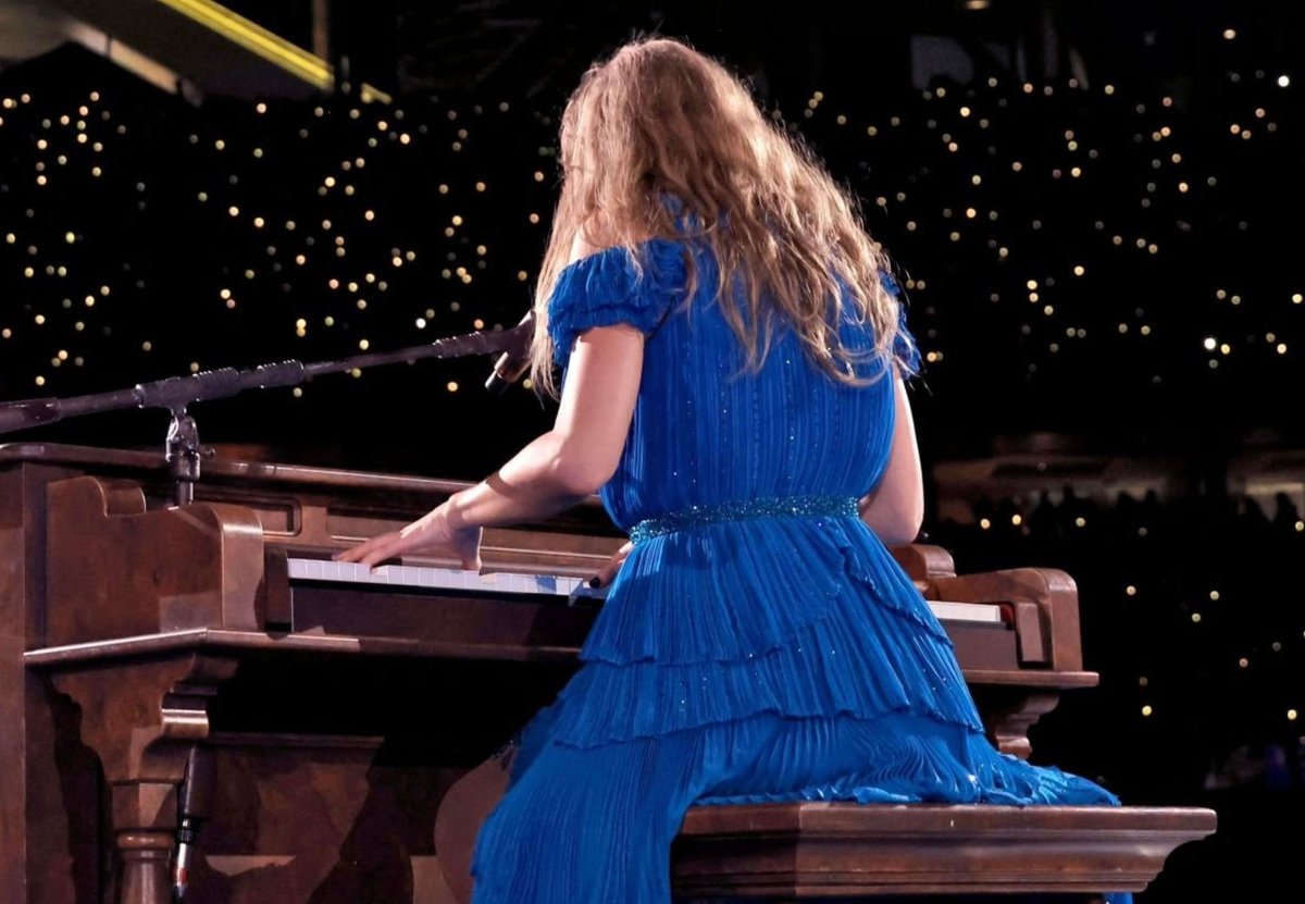 TheSwiftSociety's tweet photo. 📝| Surprise songs Taylor Swift performed in Singapore 🇸🇬

- N1: Mine, Starlight + IDWLF, Dress
- N2: long story short, TSOU + Clean, evermore
- N3: Foolish One, Tell Me Why + This Love, CIWYW
- N4: DBATC, Babe + Fifteen, YOYOK
- N5: Sparks Fly + gold rush + False God, Slut!
- N6: Tim McGraw, cowboy like me + mirrorball, epiphany