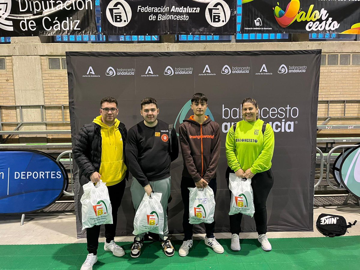 fabcadiz's tweet photo. En la jornada de ayer en la Feria del Deporte en #Ifeca visitaron nuestra pista una representación de los equipos de la Sierra de Cádiz. Pasamos buen rato de Baloncesto
#baloncestoandalucia https://t.co/NwJwEUpKcq