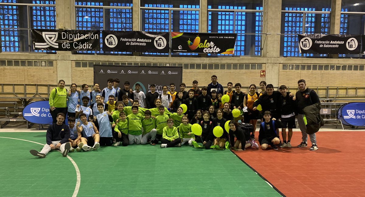 fabcadiz's tweet photo. En la jornada de ayer en la Feria del Deporte en #Ifeca visitaron nuestra pista una representación de los equipos de la Sierra de Cádiz. Pasamos buen rato de Baloncesto
#baloncestoandalucia https://t.co/NwJwEUpKcq