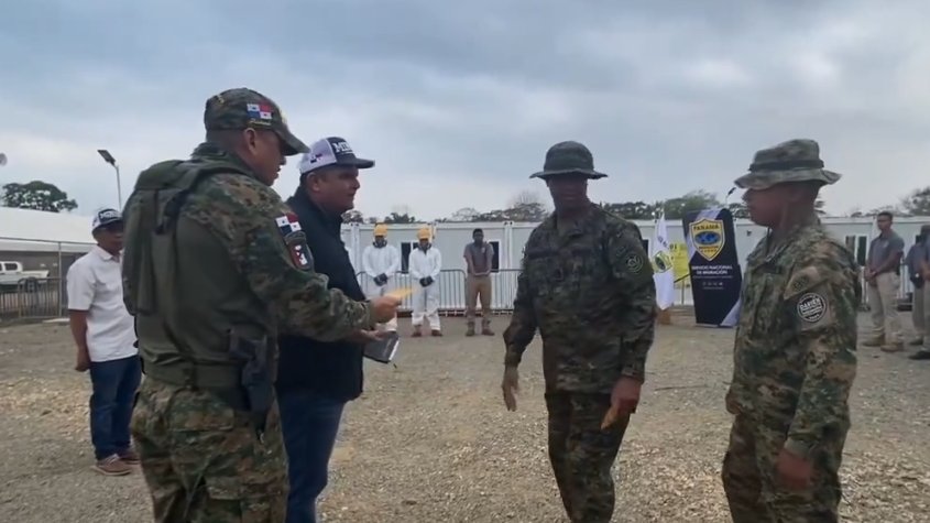 #Darién 》El ministro de <a href="/MinSegPma/">Ministerio de Seguridad Pública de Panamá</a>  Juan M. Pino junto a la directora <a href="/Gozainesamira/">Samira Gozaine</a>, entregaron enseres y un apoyo económico al personal del 
<a href="/migracionpanama/">Migración Panamá</a> y 
<a href="/senafrontpanama/">SENAFRONT PANAMÁ</a>
 que perdieron sus pertenencias en el incendio provocado por migrantes.