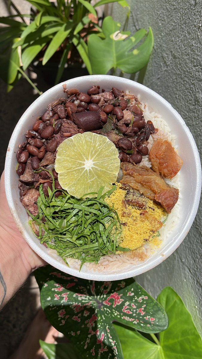 como pode feijoada combinar tanto com sábado?