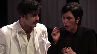 #Cucarachaconpaisajedefondo
Usa la comedia y la ironía para tratar temas trascendentes y lo hace en un gran verso. Ejercicio de estilo  consistente, mejor espectáculo revelación 23, q contiene una muy estimable comedia, sardónica y divertida, de un gran esfuerzo literario.